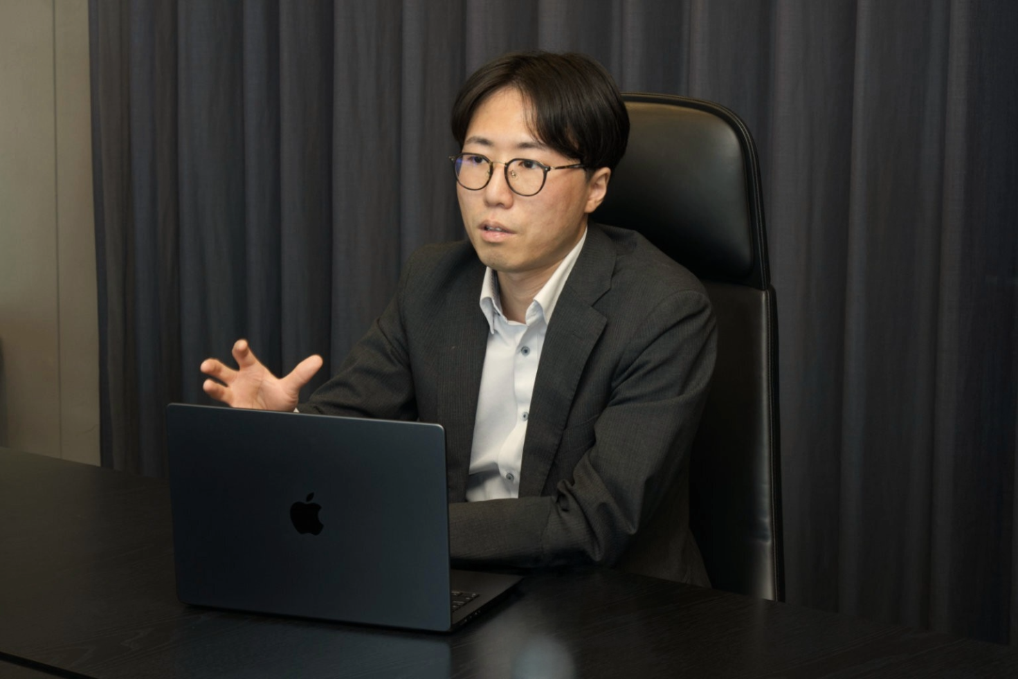 BBS様のインタビュー風景:個別メールからチャット完結へ。提案から面談までのリードタイム短縮とステータス可視化を達成