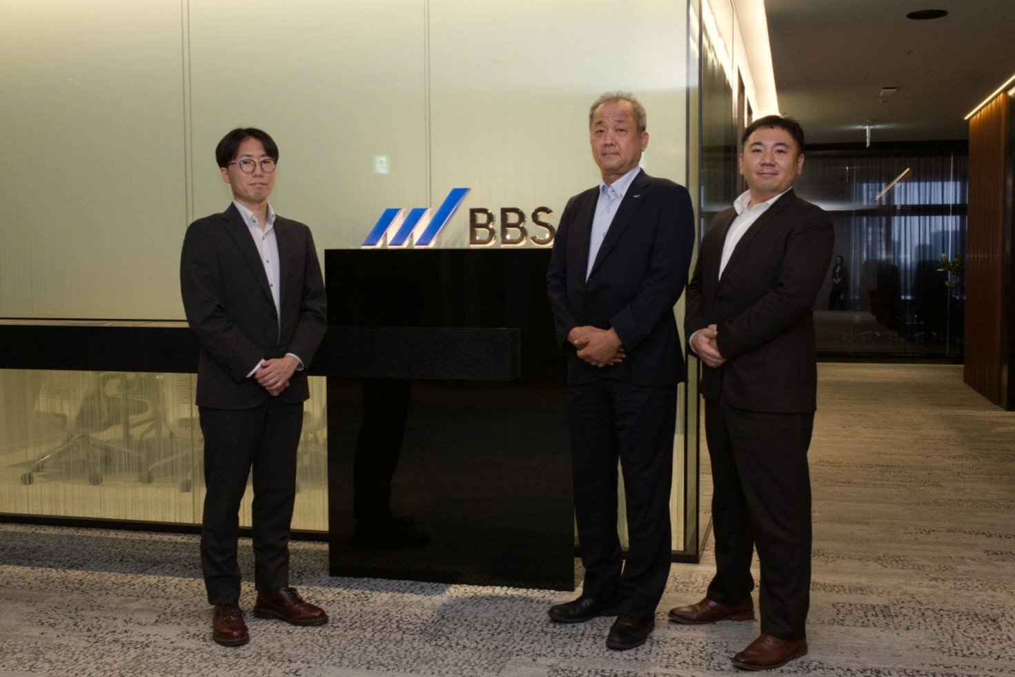 BBS様の導入事例インタビュー。写真左:真下怜士様、写真右:雅楽川孝様