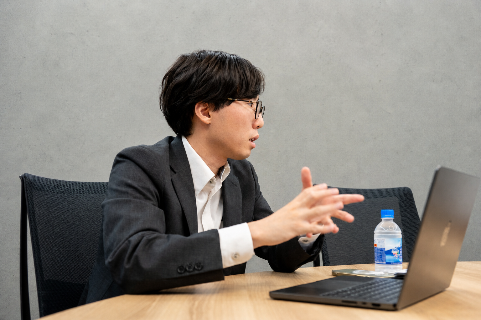アツメルプラットフォーム導入事例インタビューで説明する山口